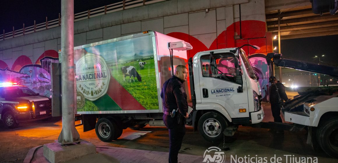 062A2028 Roban camiones en La Mesa; hay detenidos