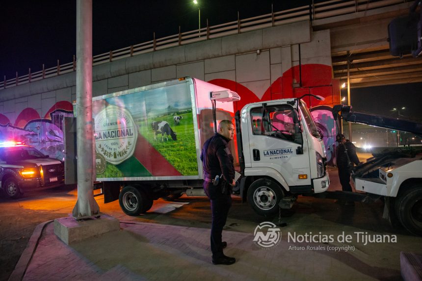 062A2028 Roban camiones en La Mesa; hay detenidos