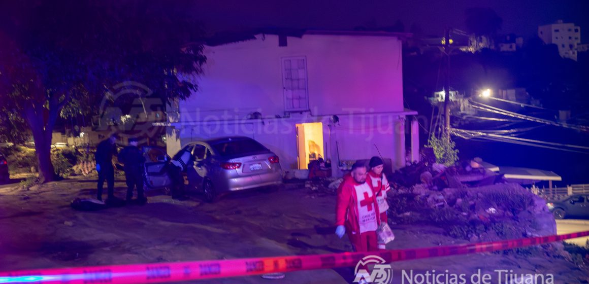 Ejecutan a hombre y mujer dentro de vehículo en la col Michoacán