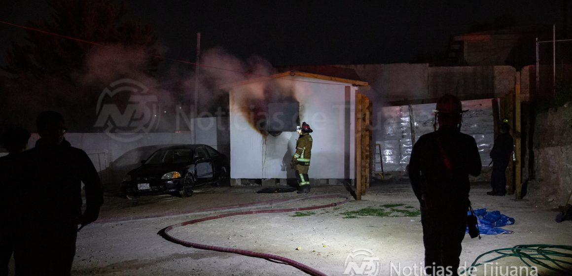 062A3288 Incendio consume cuarto de madera en El Tecolote
