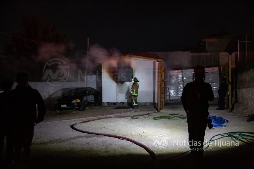 Incendio consume cuarto de madera en El Tecolote