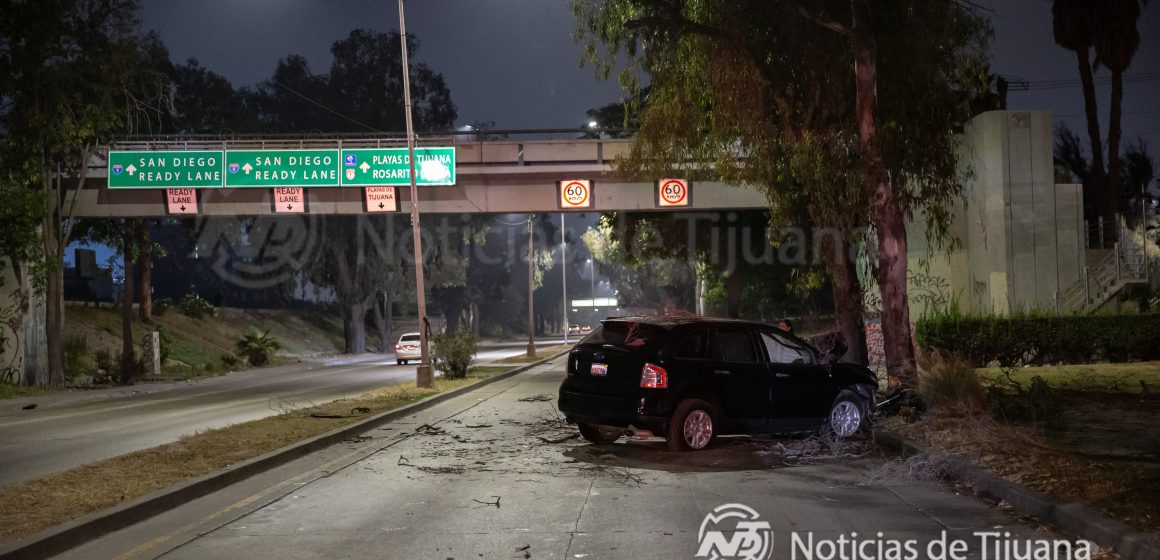 Choque contra árbol en Vía Rápida Oriente deja solo daños materiales