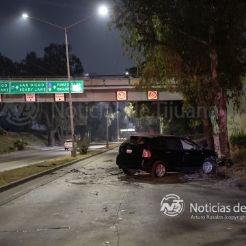 Choque contra árbol en Vía Rápida Oriente deja solo daños materiales