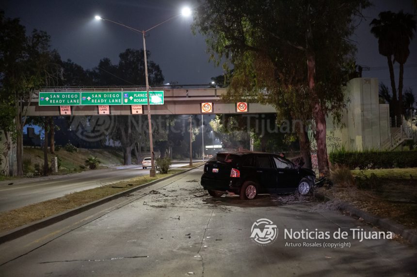 062A3933 Choque contra árbol en Vía Rápida Oriente deja solo daños materiales