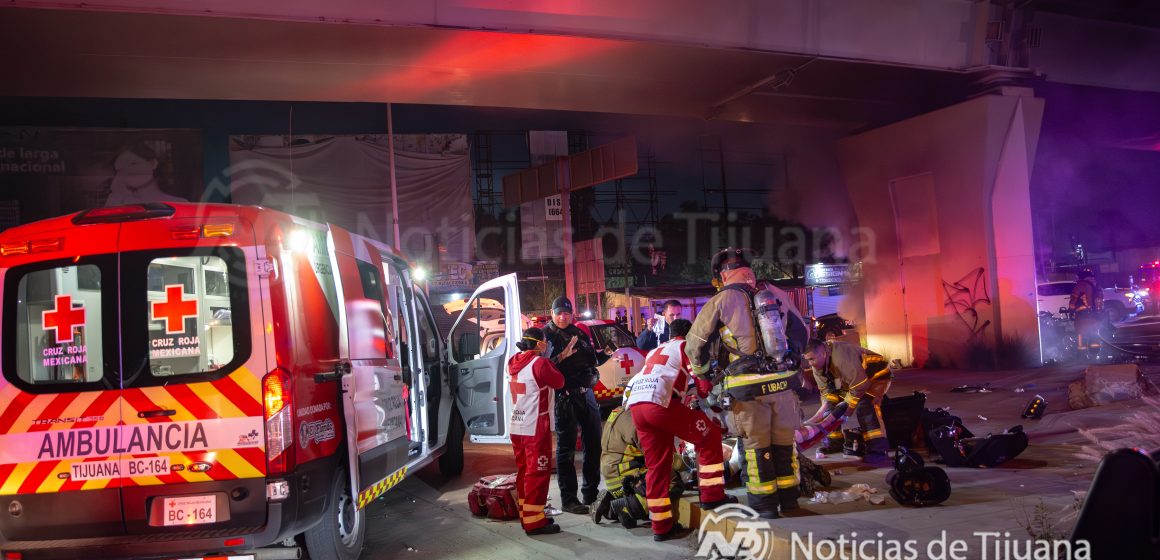 Mustang se impacta y arde en llamas; pareja queda en estado crítico en Otay