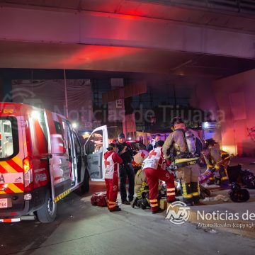 Mustang se impacta y arde en llamas; pareja queda en estado crítico en Otay