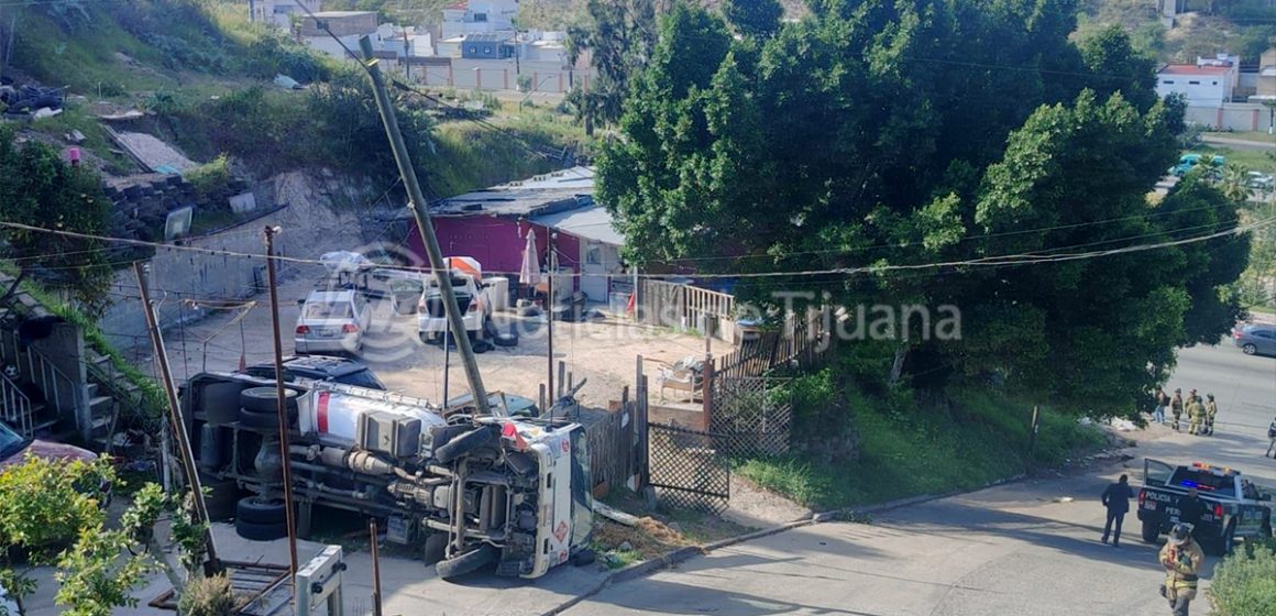 Vuelca pipa de gas en la rampa Fernando Montes de Oca; dos lesionados