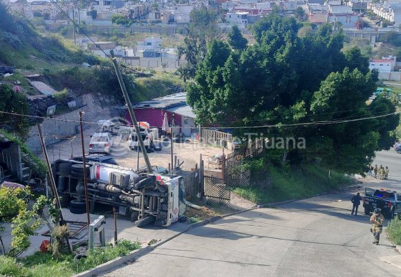 Vuelca pipa de gas en la rampa Fernando Montes de Oca; dos lesionados
