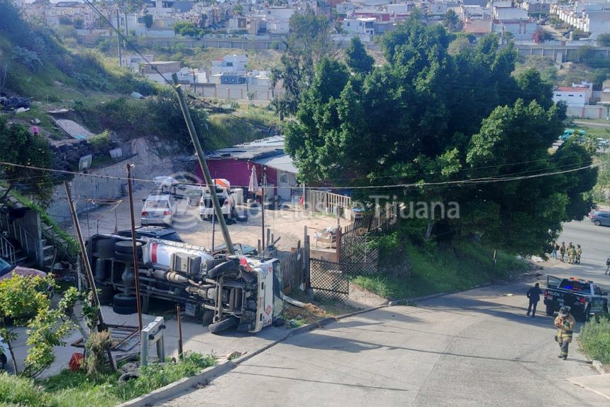 Vuelca pipa de gas en la rampa Fernando Montes de Oca; dos lesionados