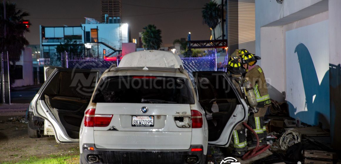 Se incendia vehículo en callejón de Zona Río