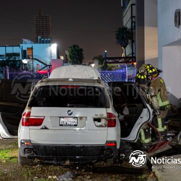 Se incendia vehículo en callejón de Zona Río