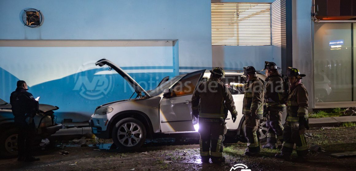 Se incendia vehículo en callejón de Zona Río