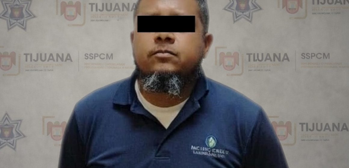 Detienen a hombre por intentar subir a menor a su vehículo afuera de escuela