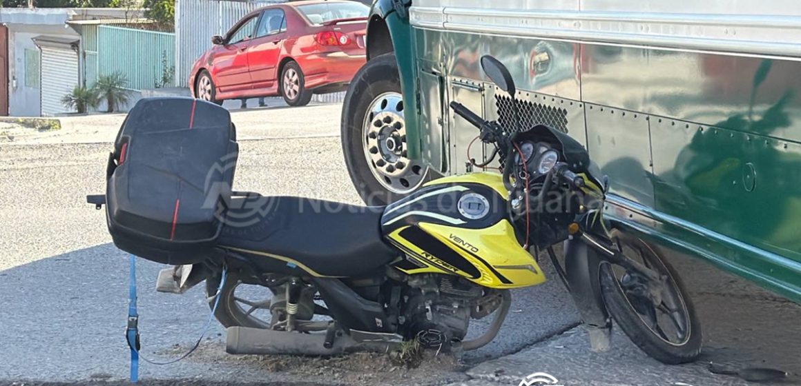 Transporte de personal protagoniza choque en Villas del Sol