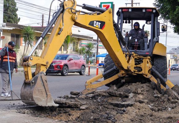 Impacta Ayuntamiento con bacheo en seis delegaciones