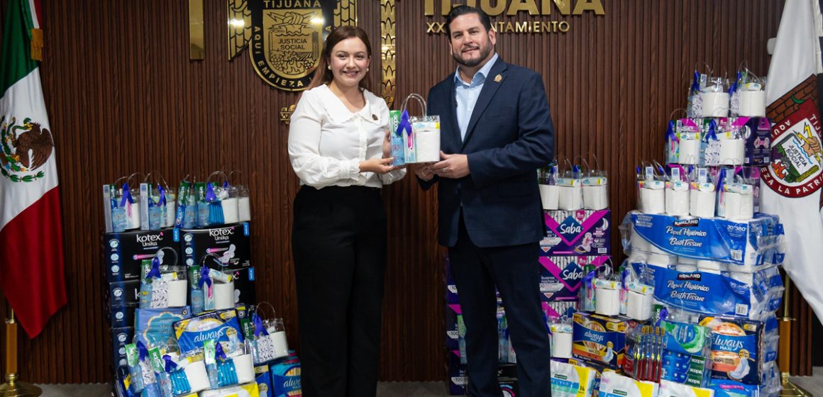 1 Entregan insumos para campaña de menstruación digna