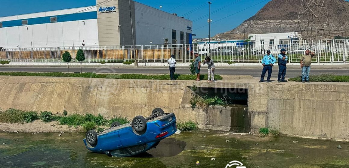 Vuelca vehículo en canalización del bulevar Olivas Norte; no hubo lesionados