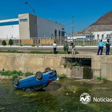 Vuelca vehículo en canalización del bulevar Olivas Norte; no hubo lesionados