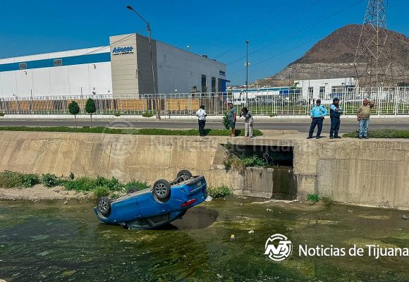 Vuelca vehículo en canalización del bulevar Olivas Norte; no hubo lesionados