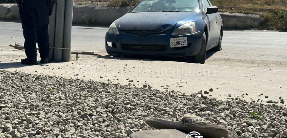 Cafre arrolla a dos mujeres y huye; están graves