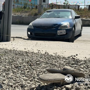 Cafre arrolla a dos mujeres y huye; están graves