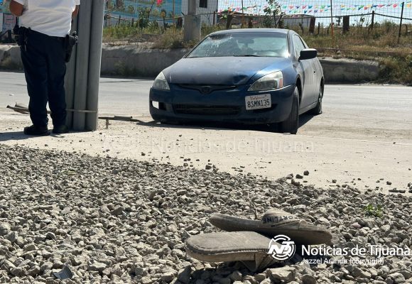 Cafre arrolla a dos mujeres y huye; están graves