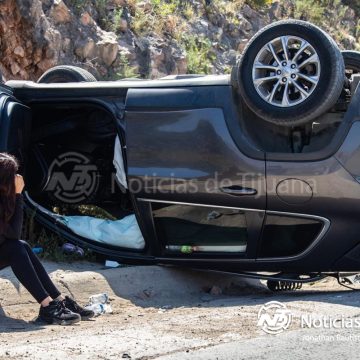 Conductora vuelca su Cherokee en el “2000”