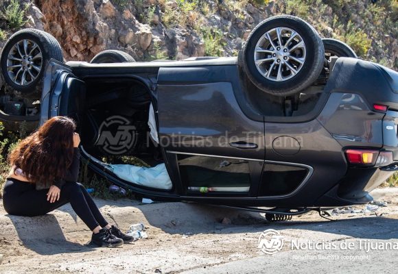 Conductora vuelca su Cherokee en el “2000”