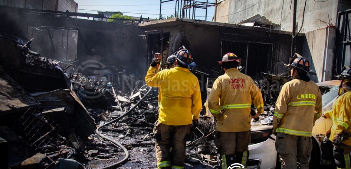 Incendio consume vivienda y vehículos en El Pipila