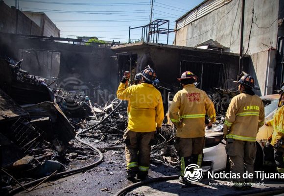 Incendio consume vivienda y vehículos en El Pipila