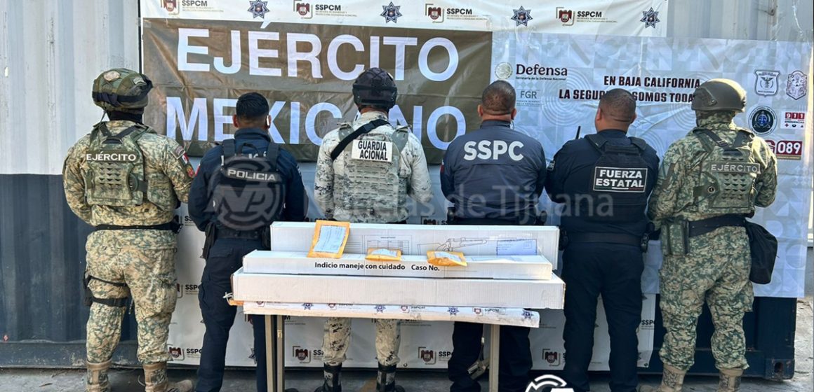 Abandonan vehículo con armas de alto poder tras reporte de disparos en Tijuana