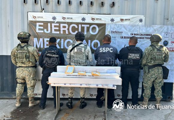 Abandonan vehículo con armas de alto poder tras reporte de disparos en Tijuana