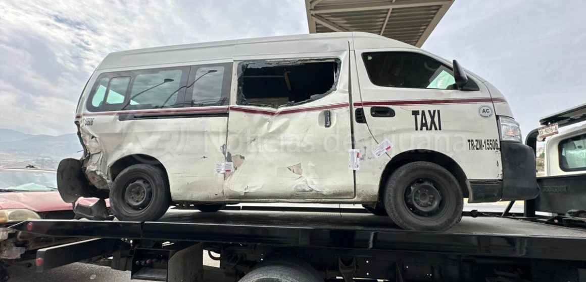 Taxista provoca choque, deja heridos y huye del lugar