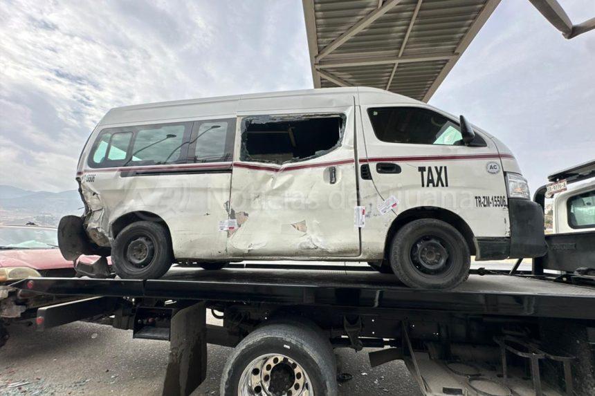 Taxista provoca choque, deja heridos y huye del lugar