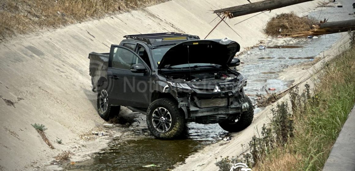 Choque deja poste partido y bloquea vialidad