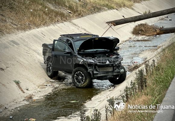 Choque deja poste partido y bloquea vialidad