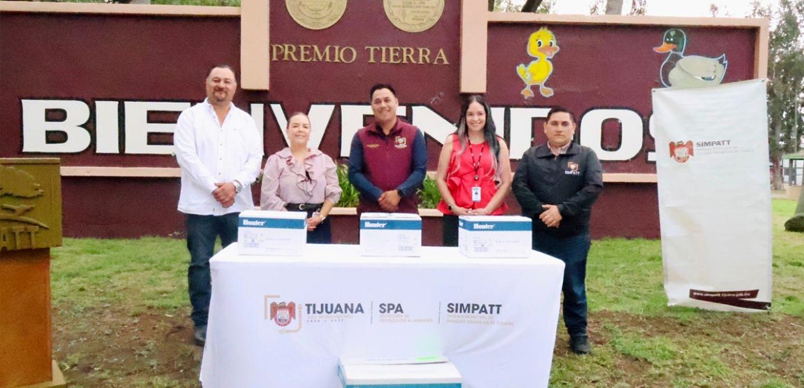 Reciben aspersores para mejorar parque