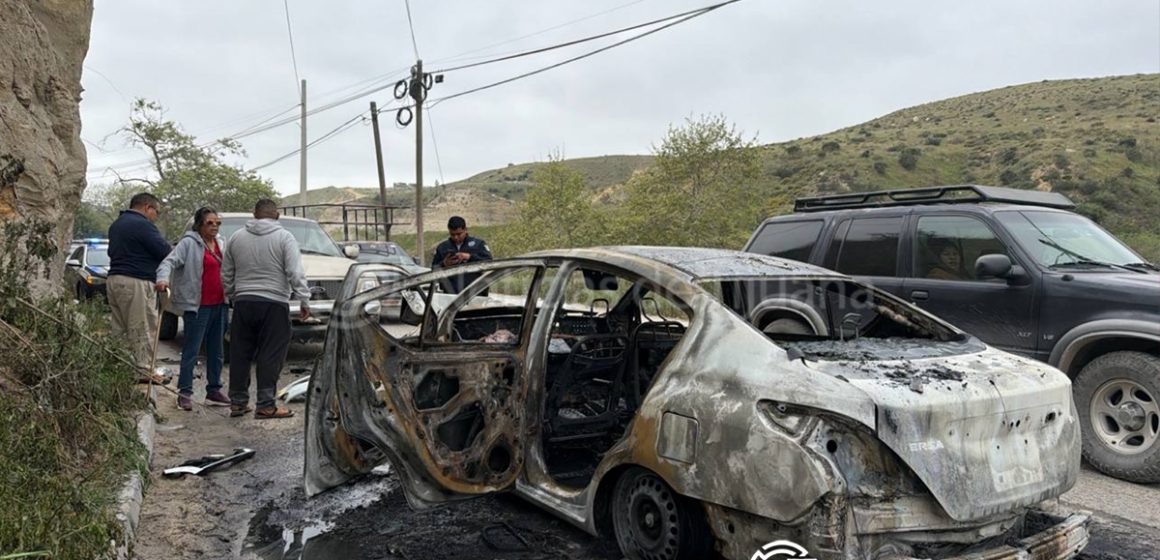 Accidente en Cañón del Sainz deja dos jóvenes lesionadas y un vehículo en llamas