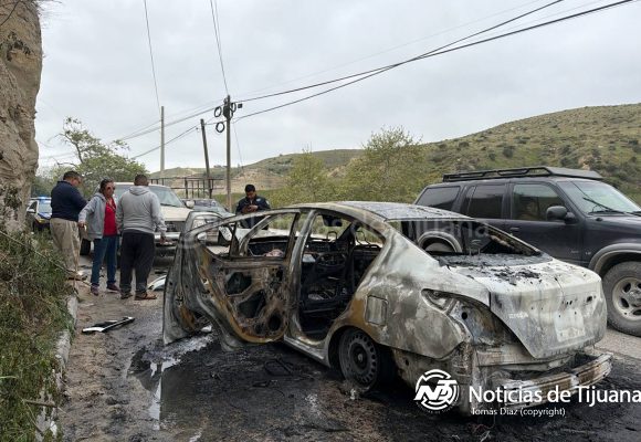 Accidente en Cañón del Sainz deja dos jóvenes lesionadas y un vehículo en llamas