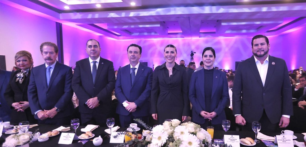 Asiste Ismael Burgueño a toma de compromiso de COPARMEX