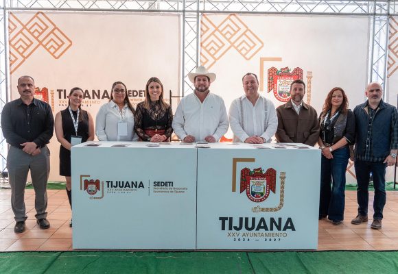 Burgueño asiste a inauguración de Expo Agrobaja y promueve productos de Tijuana