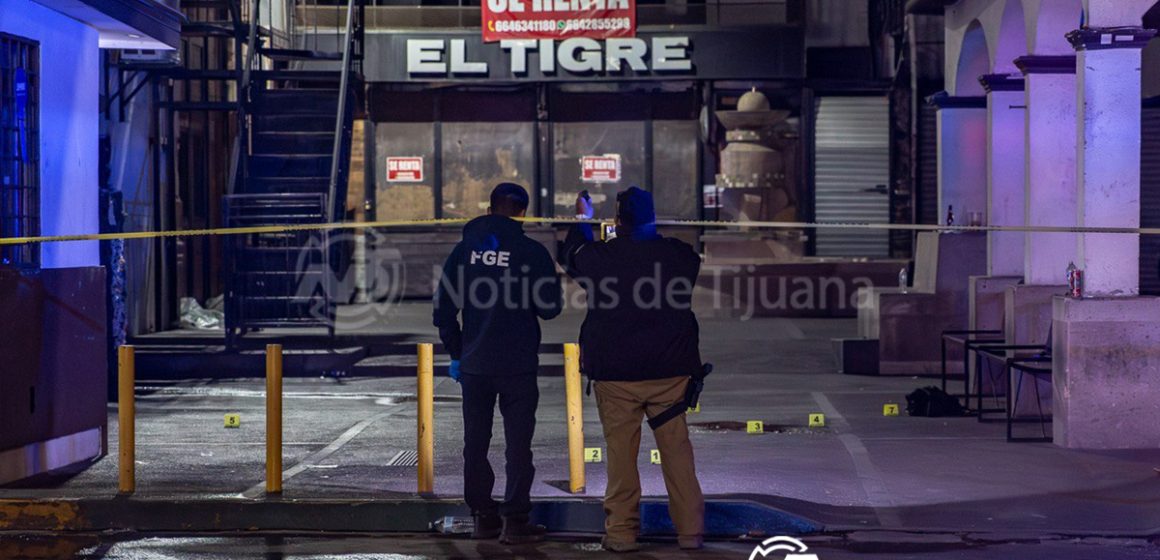 Balean a un hombre en el estacionamiento de Plaza Fiesta; hay un detenido tras persecución