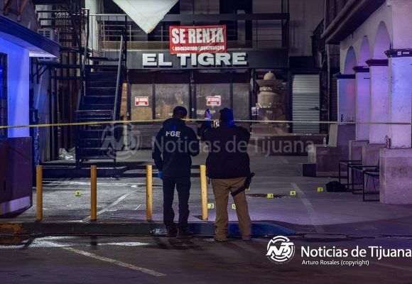 Balean a un hombre en el estacionamiento de Plaza Fiesta; hay un detenido tras persecución