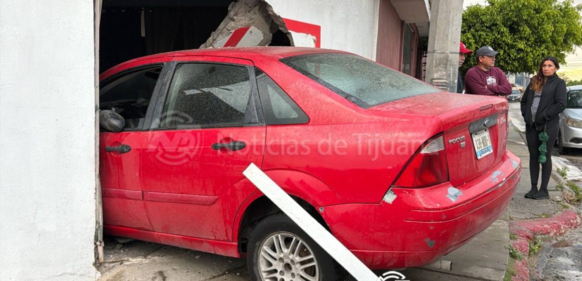 Conductora pierde el control y se impacta contra local en el Mariano Matamoros