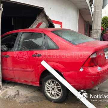 Conductora pierde el control y se impacta contra local en el Mariano Matamoros