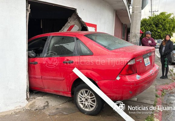 Conductora pierde el control y se impacta contra local en el Mariano Matamoros