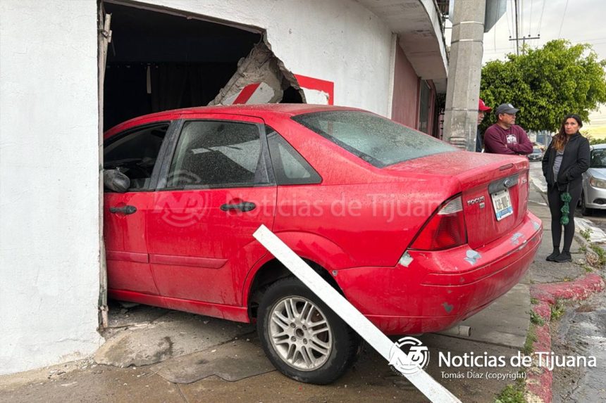 Conductora pierde el control y se impacta contra local en el Mariano Matamoros