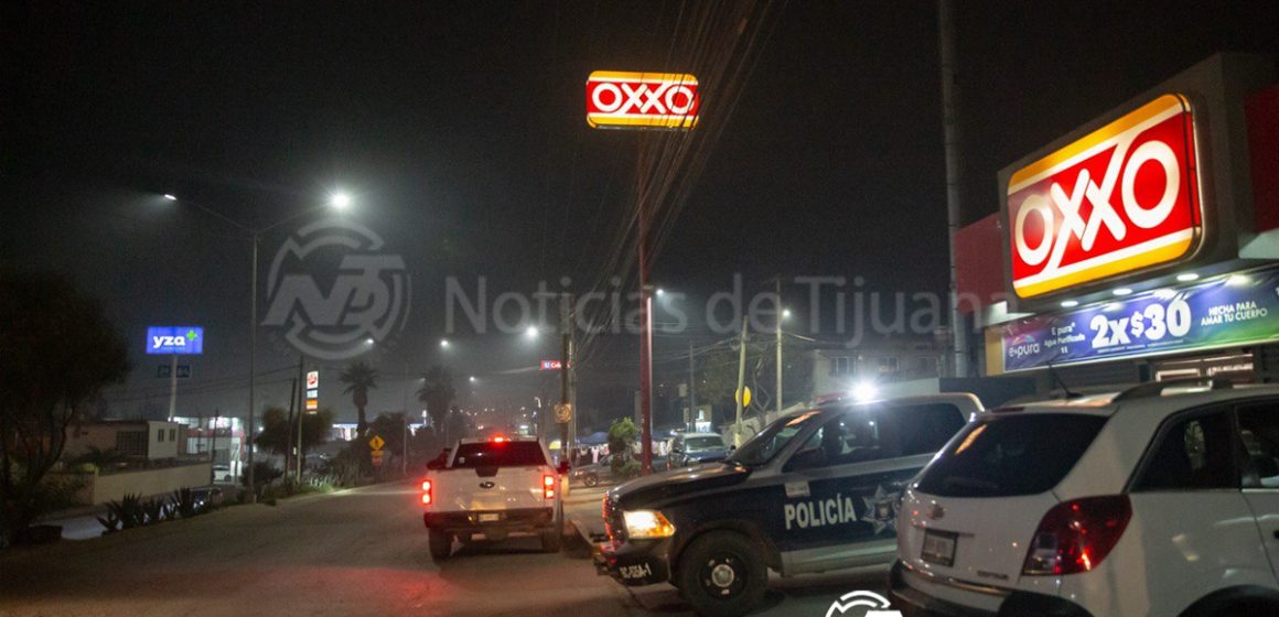 Cliente resulta herido de bala durante asalto a OXXO