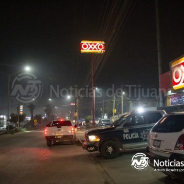Cliente resulta herido de bala durante asalto a OXXO