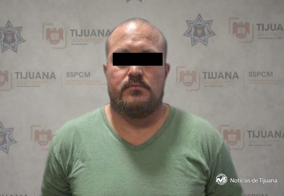 Detienen a hombre por golpear a su expareja y causar daños en vivienda